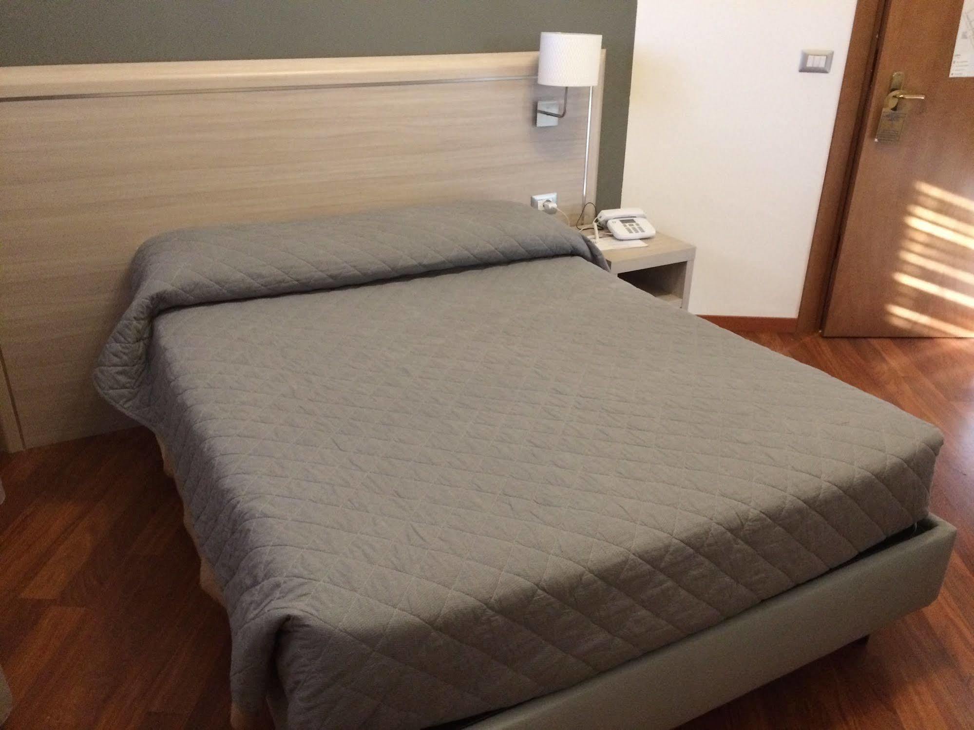 Twelve Hotel Moncalieri Chambre photo