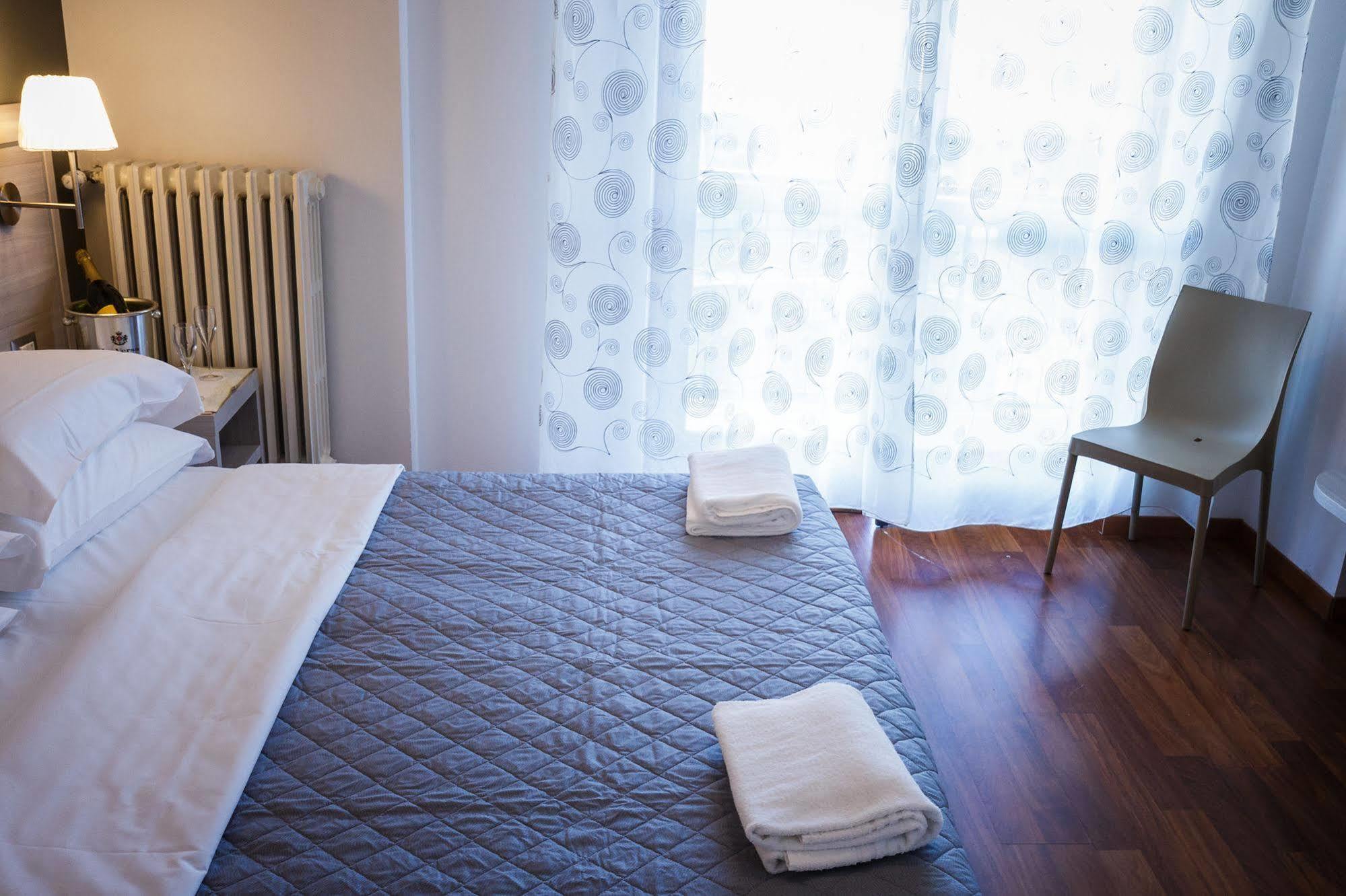 Twelve Hotel Moncalieri Chambre photo