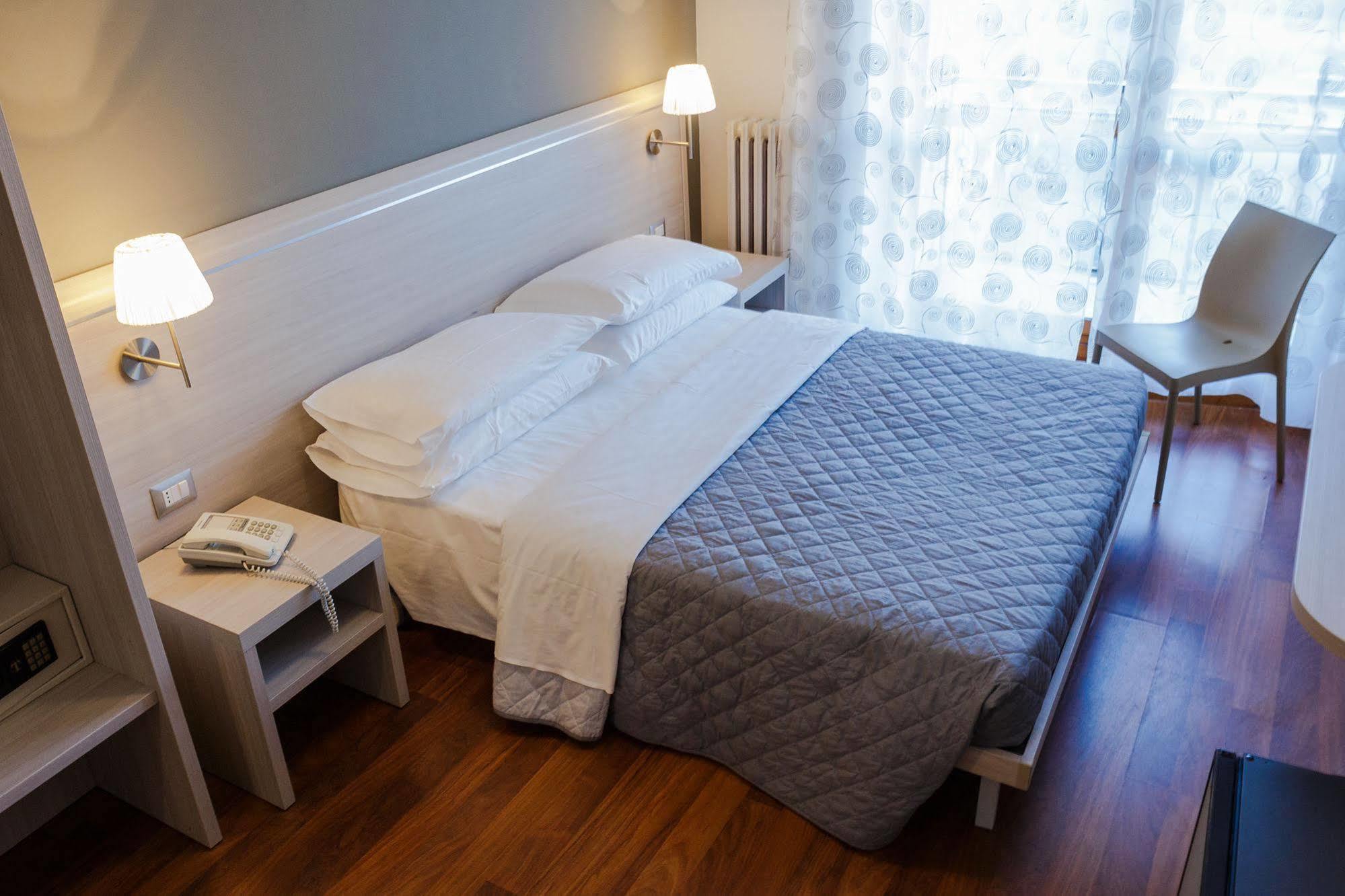 Twelve Hotel Moncalieri Chambre photo