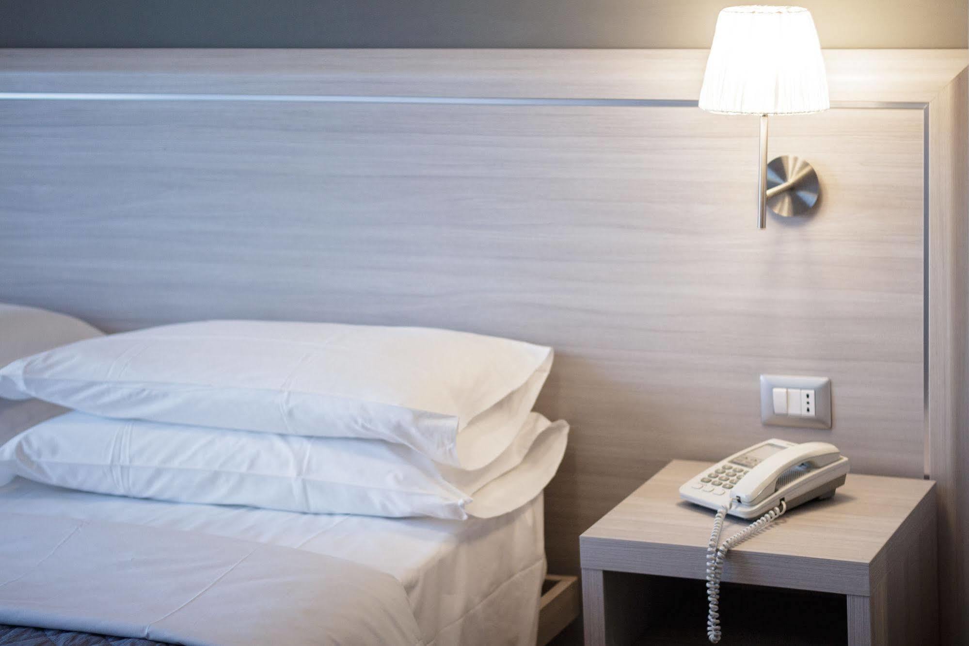 Twelve Hotel Moncalieri Chambre photo